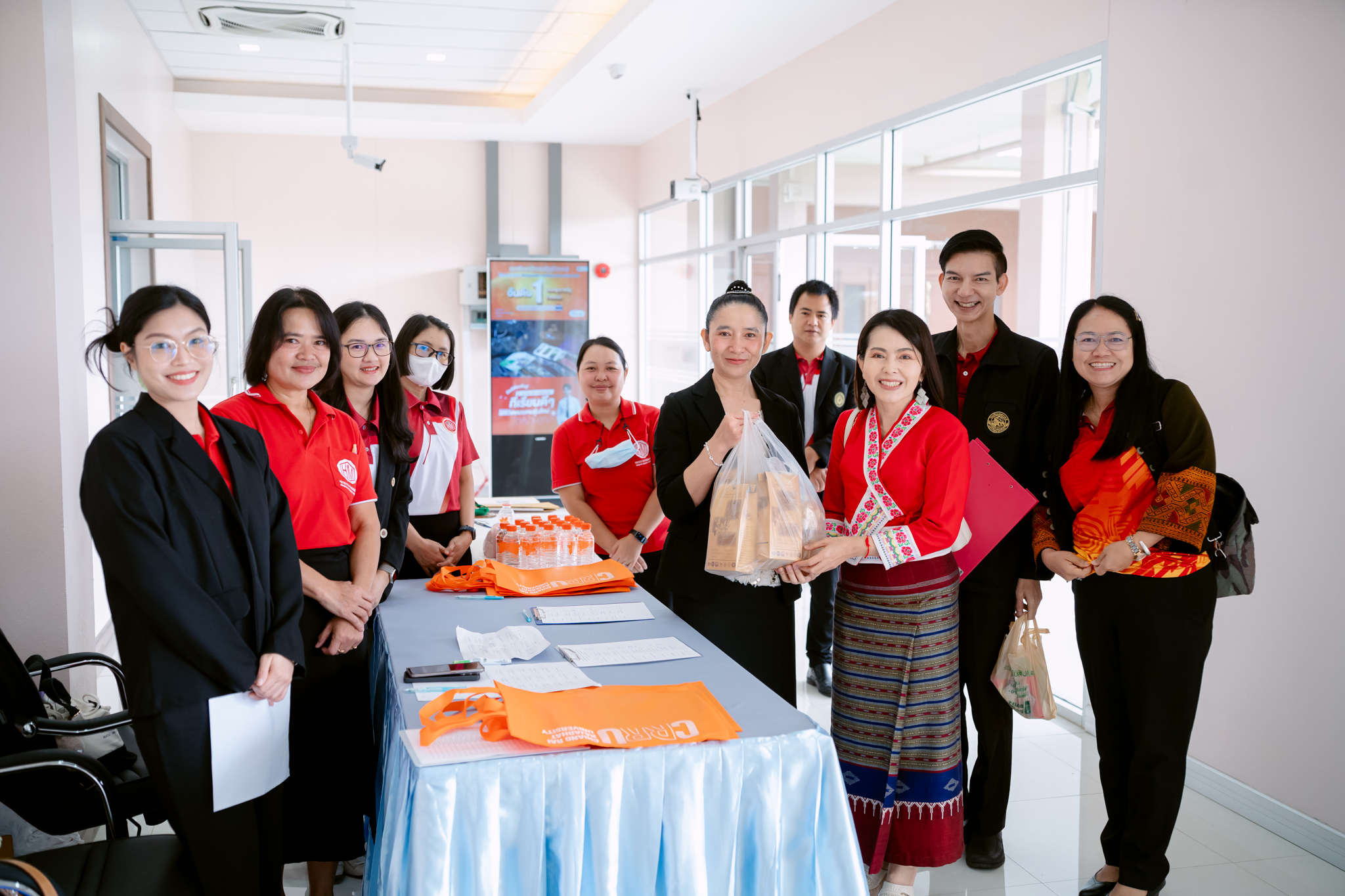 กิจกรรมส่งมอบนักศึกษาฝึกประสบการณ์วิชาชีพครูสอนภาษาจีน