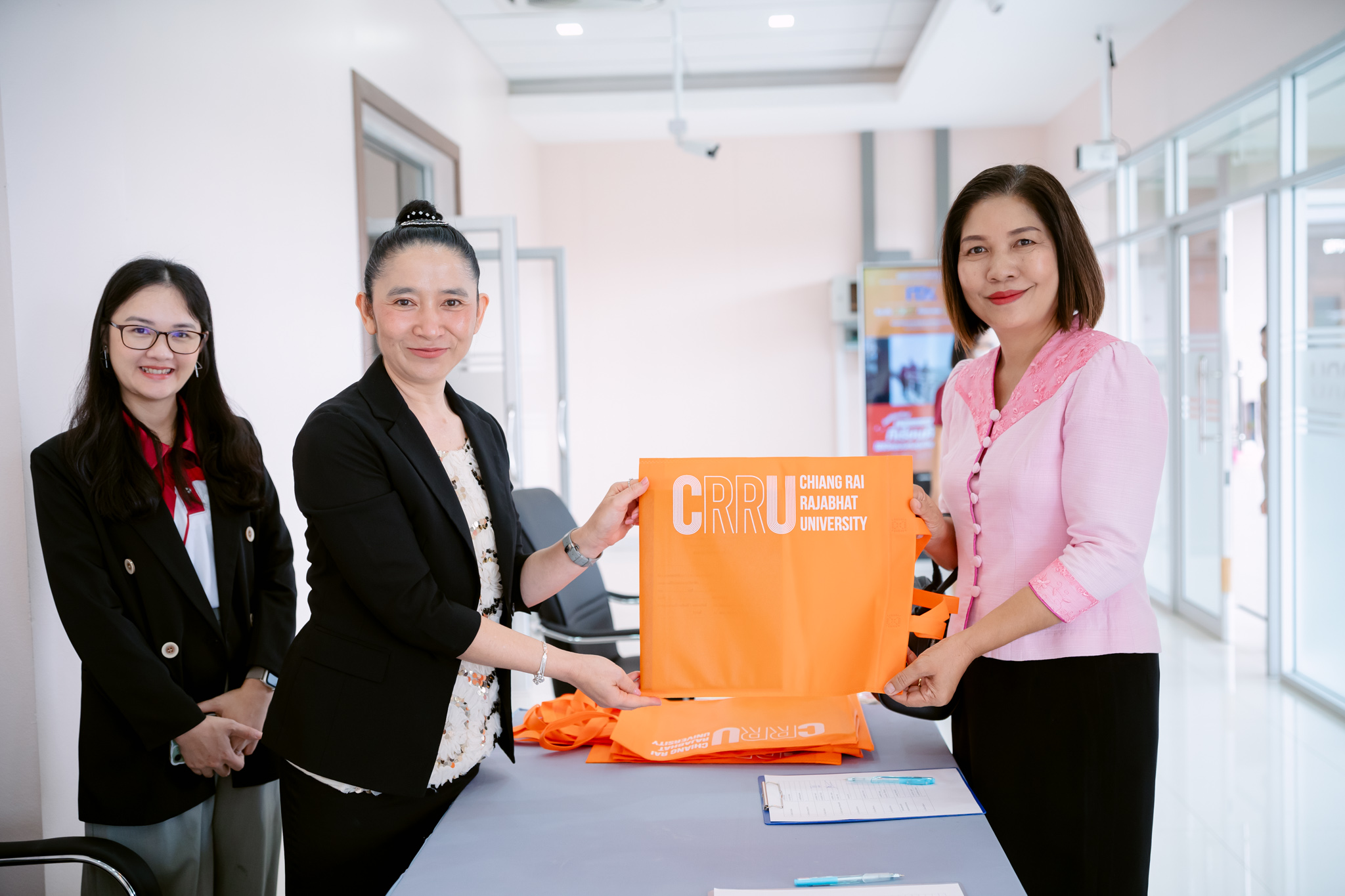 กิจกรรมส่งมอบนักศึกษาฝึกประสบการณ์วิชาชีพครูสอนภาษาจีน