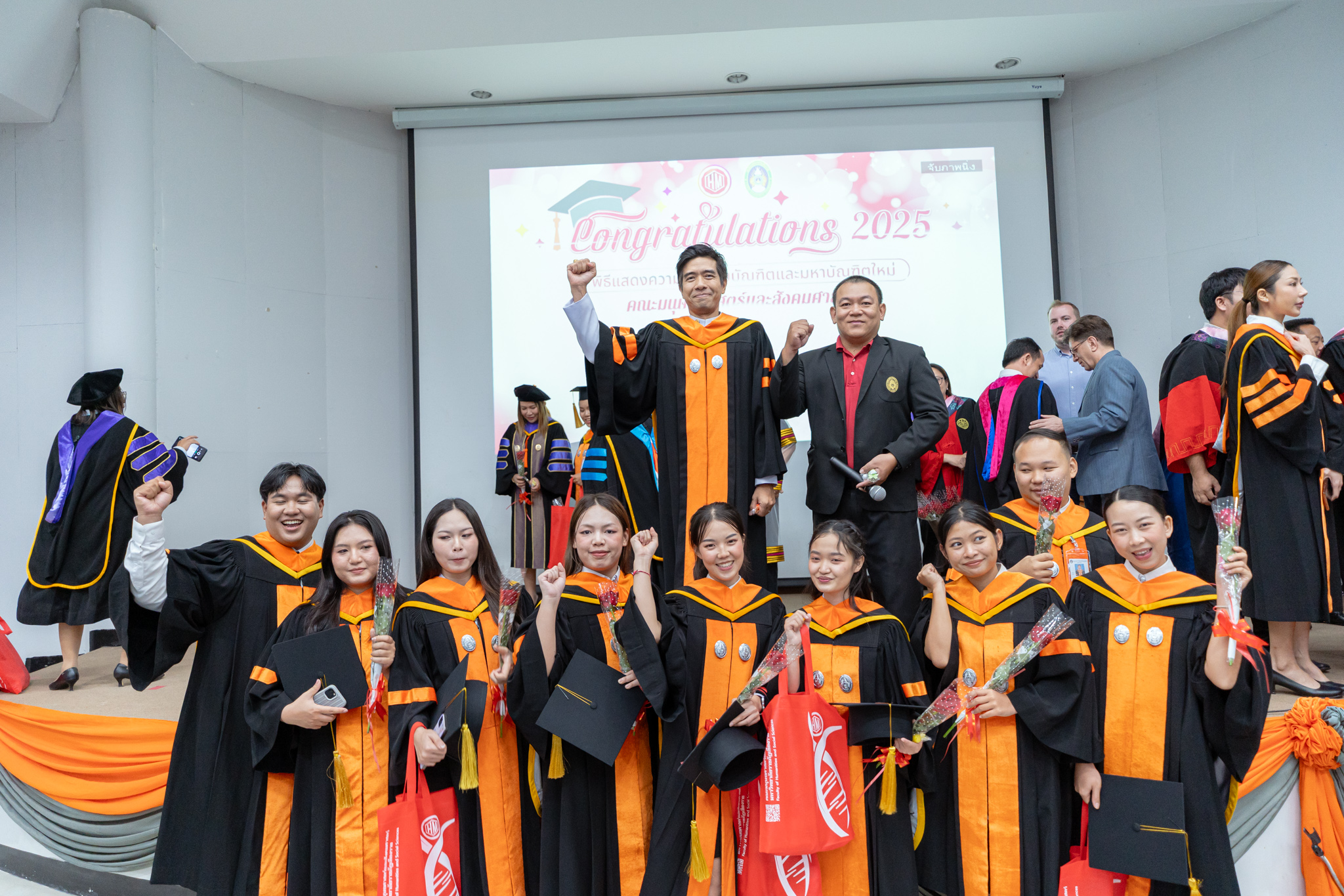 แสดงความยินดีกับ  บัณฑิตใหม่คณะมนุษยศาสตร์และสังคมศาสตร์