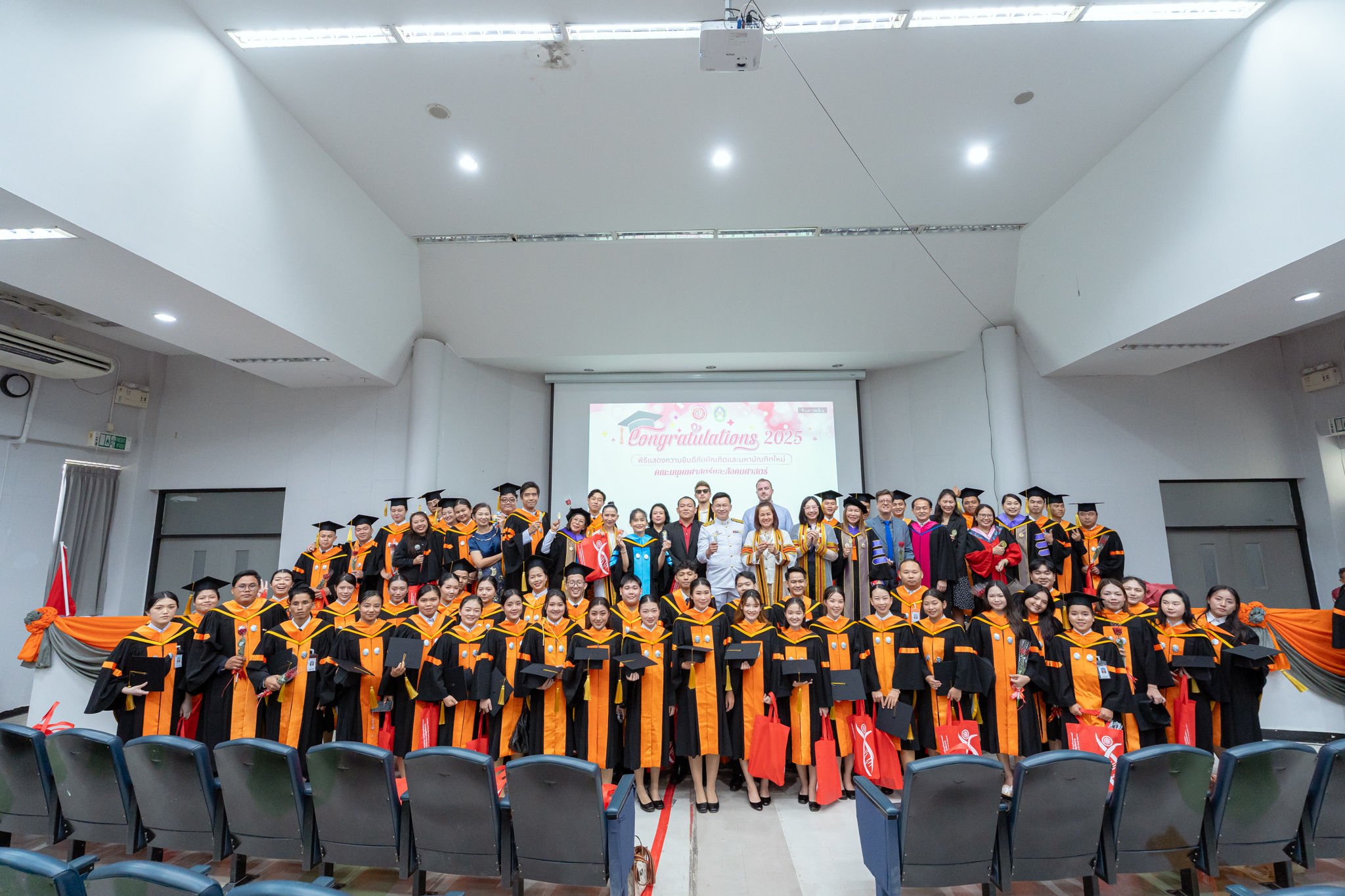 แสดงความยินดีกับ  บัณฑิตใหม่คณะมนุษยศาสตร์และสังคมศาสตร์