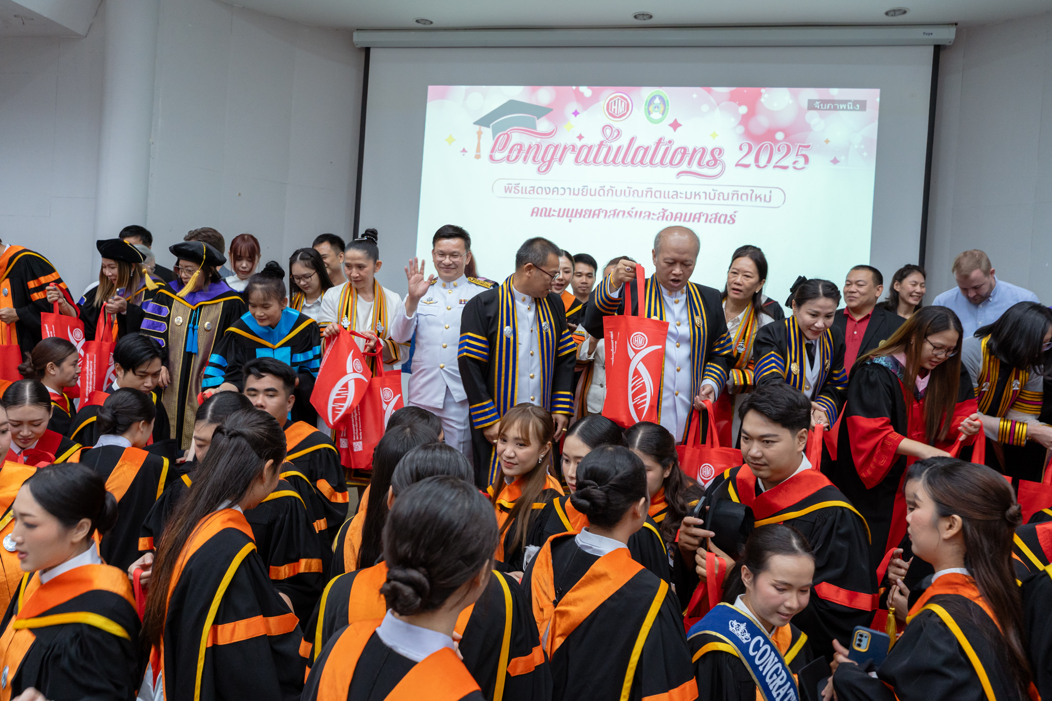 แสดงความยินดีกับ  บัณฑิตใหม่คณะมนุษยศาสตร์และสังคมศาสตร์