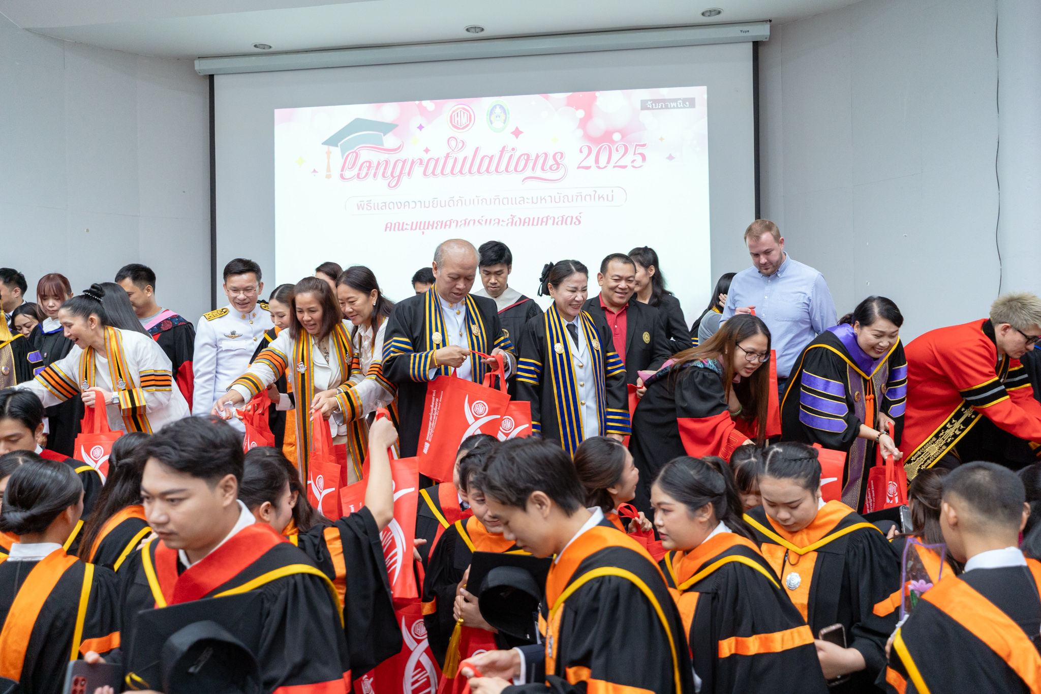 แสดงความยินดีกับ  บัณฑิตใหม่คณะมนุษยศาสตร์และสังคมศาสตร์