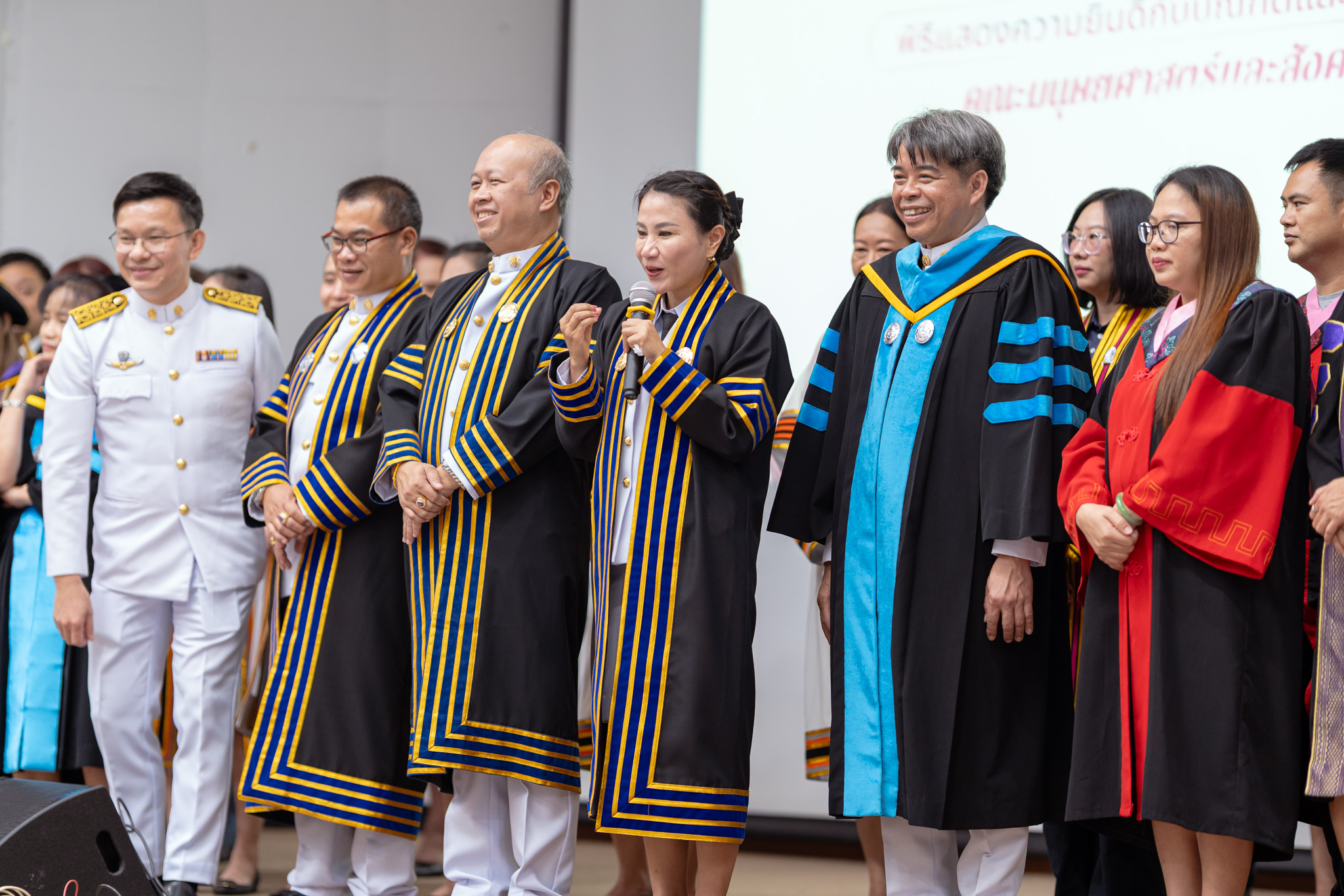 แสดงความยินดีกับ  บัณฑิตใหม่คณะมนุษยศาสตร์และสังคมศาสตร์