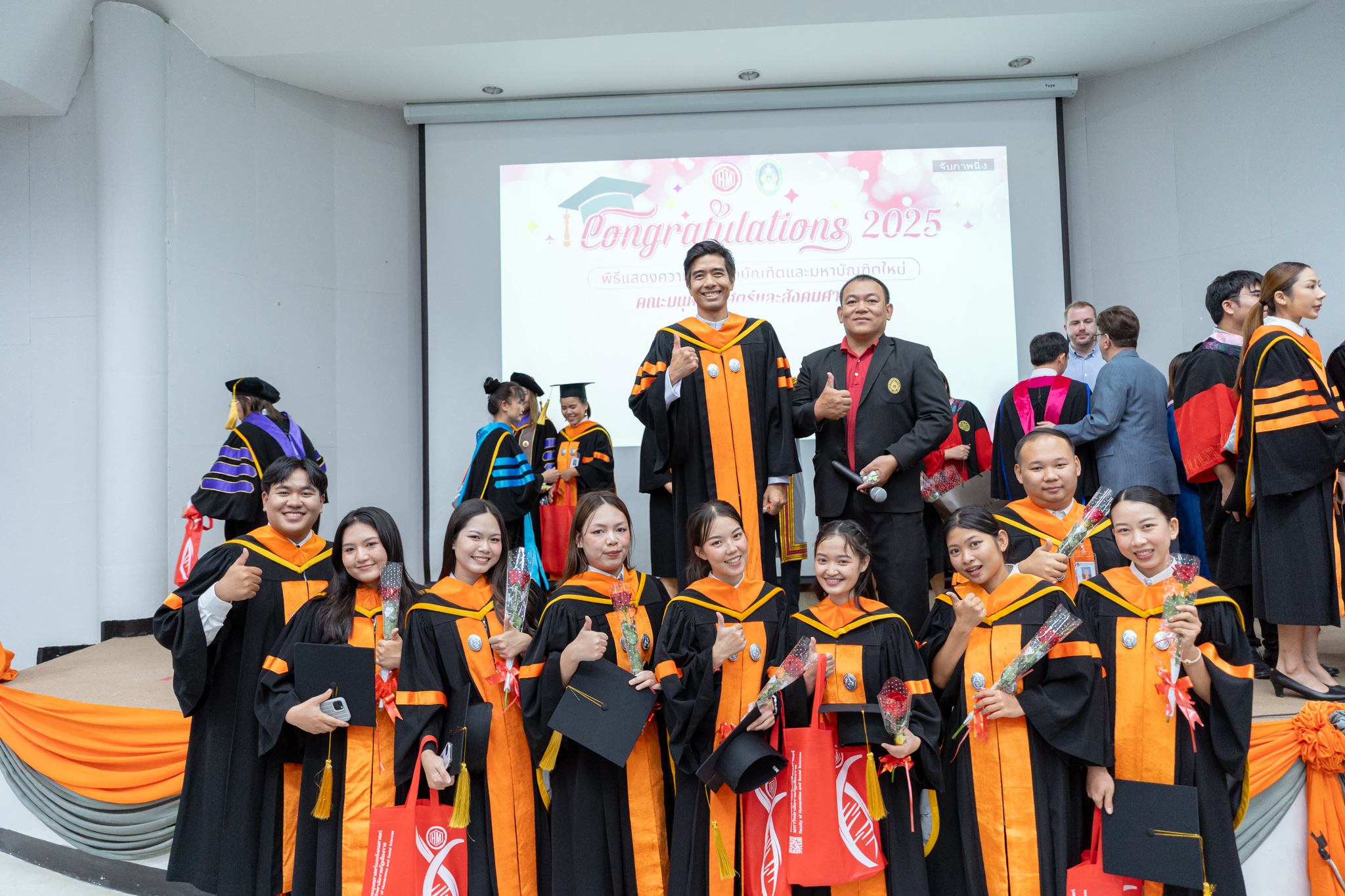 แสดงความยินดีกับ  บัณฑิตใหม่คณะมนุษยศาสตร์และสังคมศาสตร์