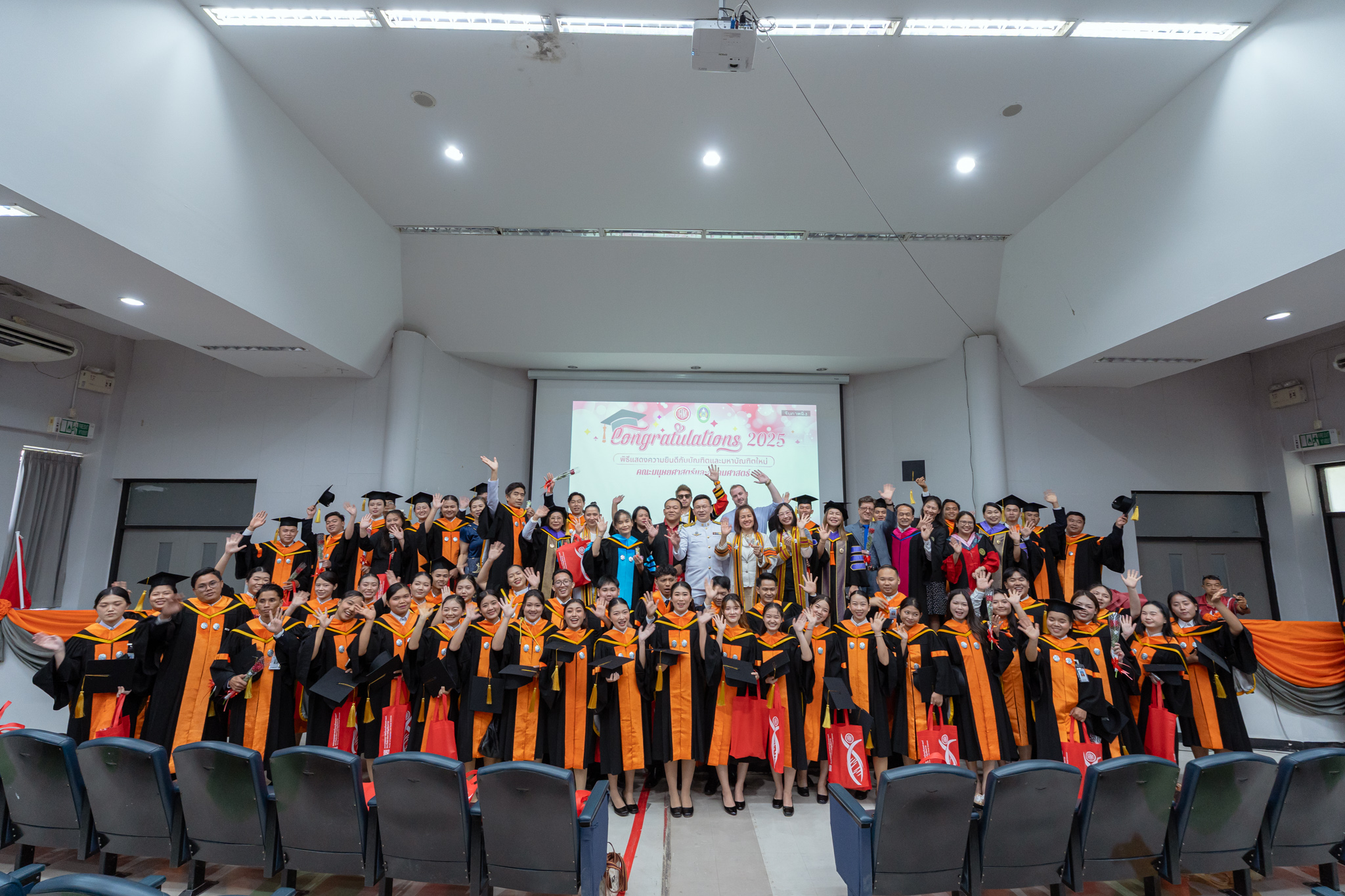 แสดงความยินดีกับ  บัณฑิตใหม่คณะมนุษยศาสตร์และสังคมศาสตร์