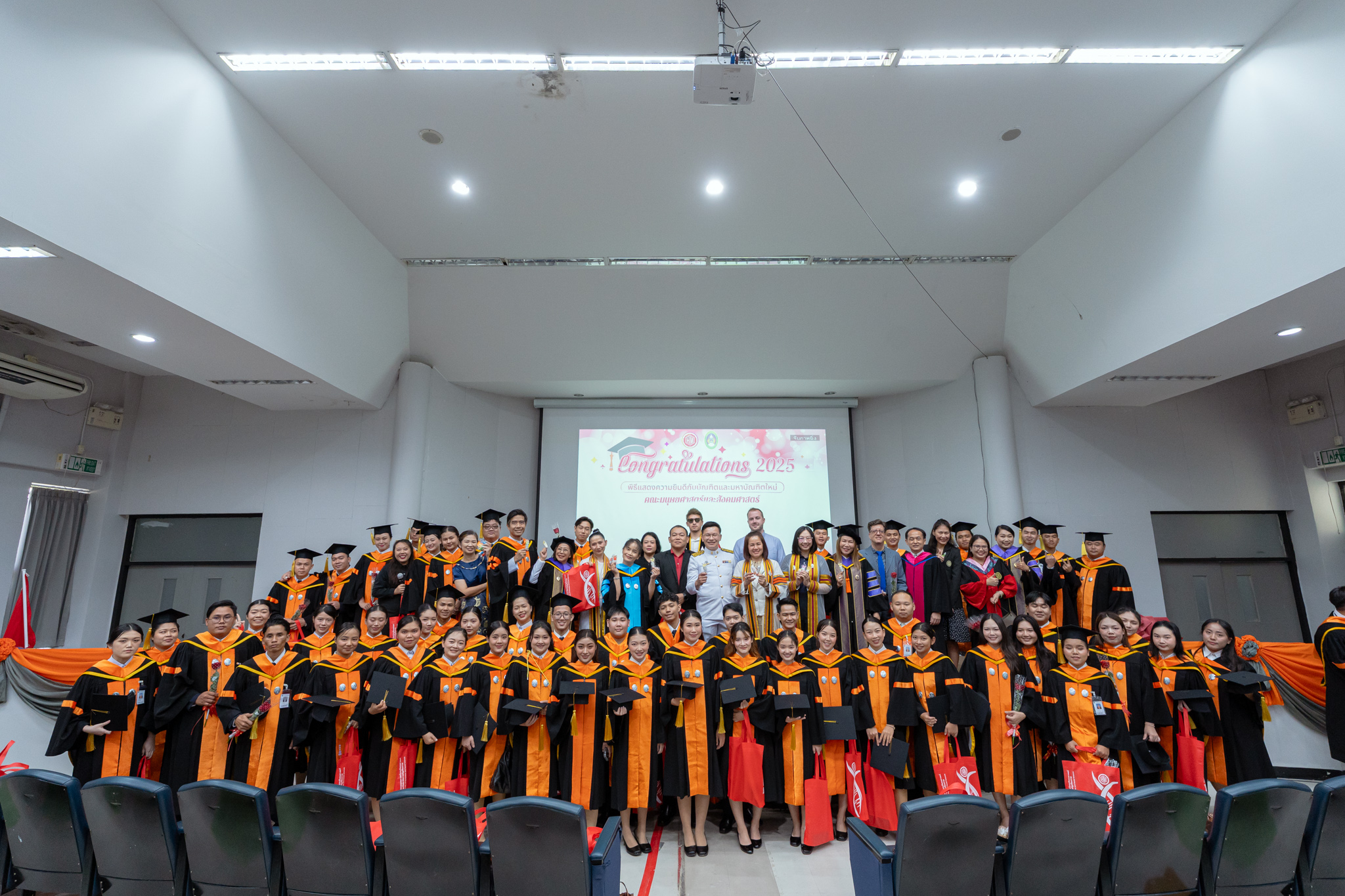แสดงความยินดีกับ  บัณฑิตใหม่คณะมนุษยศาสตร์และสังคมศาสตร์