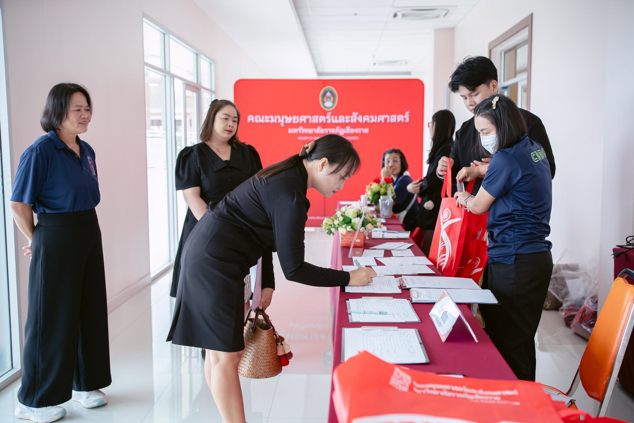 เมื่อวันที่ 11 มิถุนายน 2569 มหาวิทยาลัยราชภัฏเชียงราย โดยคณะมนุษยศาสตร์และสังคมศาสตร์ นำโดยผู้ช่วยศาสตราจารย์ ดร.ปฏิพันธ์ อุทยานุกูล คณบดีคณะมนุษยศาสตร์และสังคมศาสตร์ จัดกิจกรรมอบรมเตรียมความพร้อมการฝึกประสบการณ์และชี้แจงแนวทางการดูแลนักศึกษาฝึกประสบการณ์วิชาชีพครูสอนภาษาจีน ภายใต้โครงการ Global In