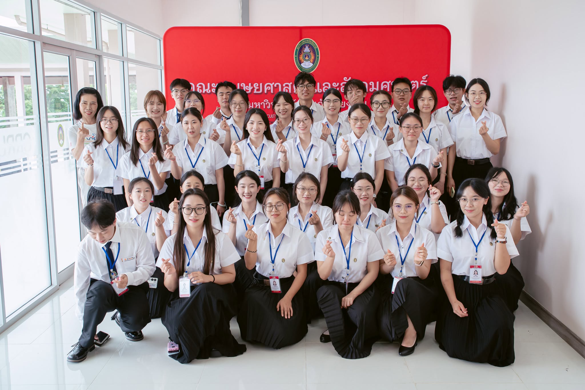 เมื่อวันที่ 11 มิถุนายน 2569 มหาวิทยาลัยราชภัฏเชียงราย โดยคณะมนุษยศาสตร์และสังคมศาสตร์ นำโดยผู้ช่วยศาสตราจารย์ ดร.ปฏิพันธ์ อุทยานุกูล คณบดีคณะมนุษยศาสตร์และสังคมศาสตร์ จัดกิจกรรมอบรมเตรียมความพร้อมการฝึกประสบการณ์และชี้แจงแนวทางการดูแลนักศึกษาฝึกประสบการณ์วิชาชีพครูสอนภาษาจีน ภายใต้โครงการ Global In