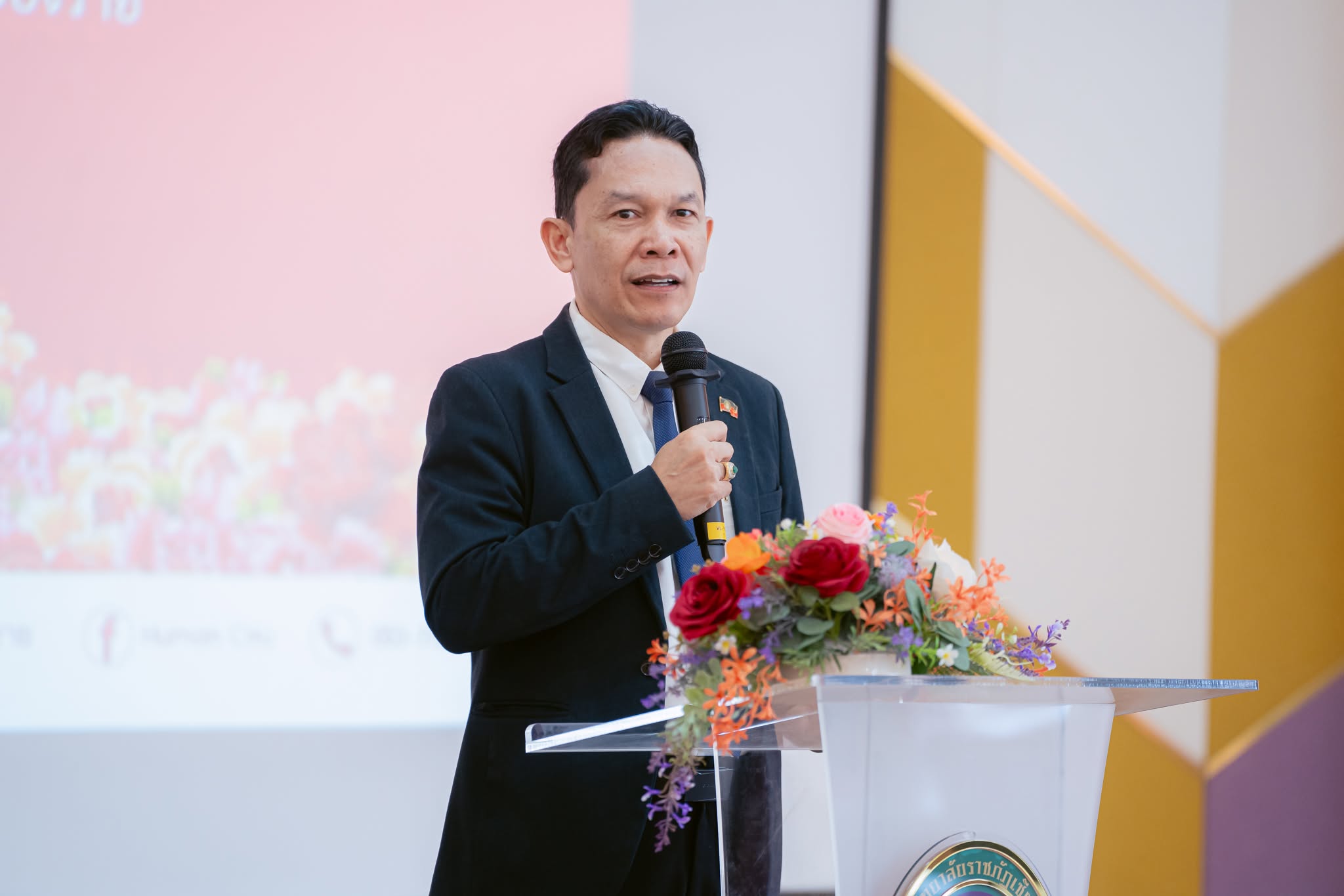 เมื่อวันที่ 11 มิถุนายน 2569 มหาวิทยาลัยราชภัฏเชียงราย โดยคณะมนุษยศาสตร์และสังคมศาสตร์ นำโดยผู้ช่วยศาสตราจารย์ ดร.ปฏิพันธ์ อุทยานุกูล คณบดีคณะมนุษยศาสตร์และสังคมศาสตร์ จัดกิจกรรมอบรมเตรียมความพร้อมการฝึกประสบการณ์และชี้แจงแนวทางการดูแลนักศึกษาฝึกประสบการณ์วิชาชีพครูสอนภาษาจีน ภายใต้โครงการ Global In