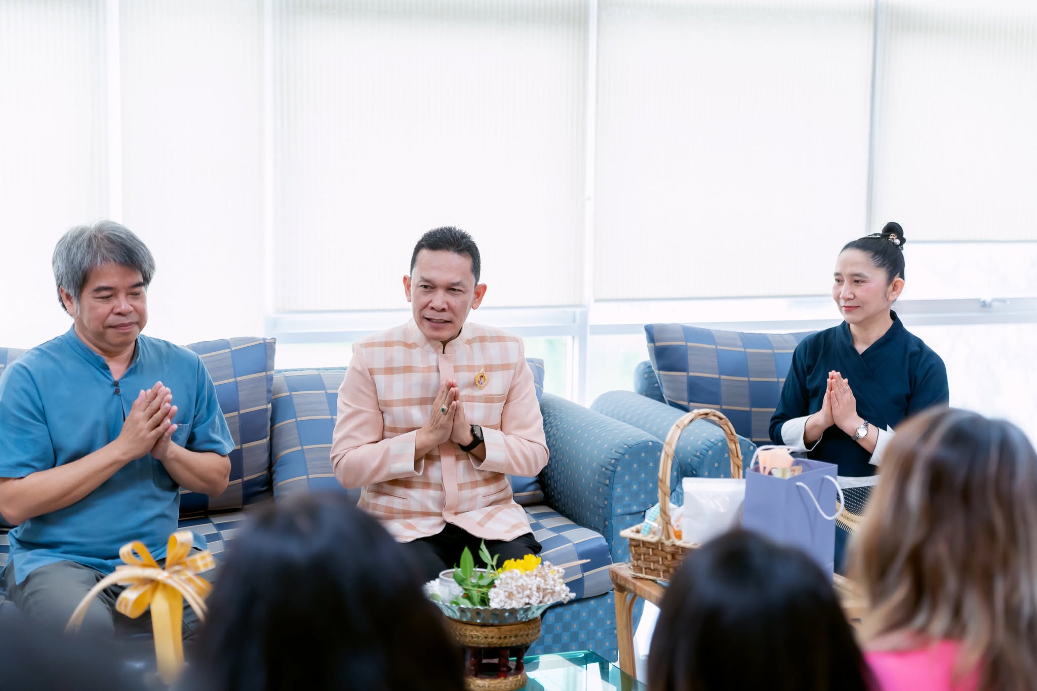 คณะมนุษยศาสตร์และสังคมศาสตร์ สืบสานประเพณีปีใหม่เมือง รดน้ำดำหัวขอพร อธิการบดี อดีตอธิการบดี และผู้บริหาร มร.ชร. 